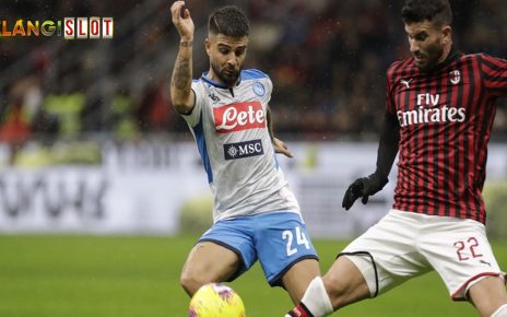 Duel antara AC Milan melawan Napoli