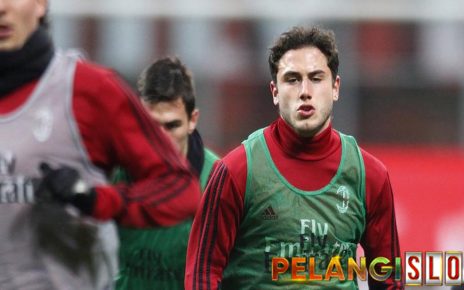 Bek muda AC Milan Davide Calabria